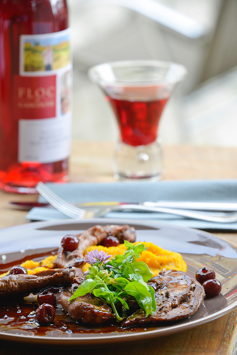 Aiguillettes de canard du Sud-Ouest et ses griottes déglacées au Floc de Gascogne