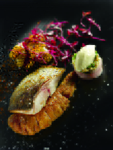 Alose en trois façons : Tartare avec crumble aux herbes et glace à l’ail, oeufs rôtis à l’aillet, pavé rôti