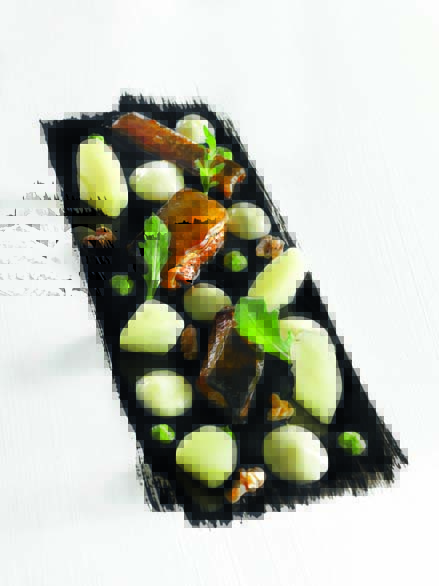 Anguilles braisées aux pommes mousseux de pomme de terre fumé et pesto roquette-noix