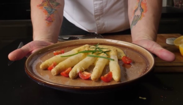 Asperges des sables des Landes pochées à la mousseline de Cabécou du Périgord
