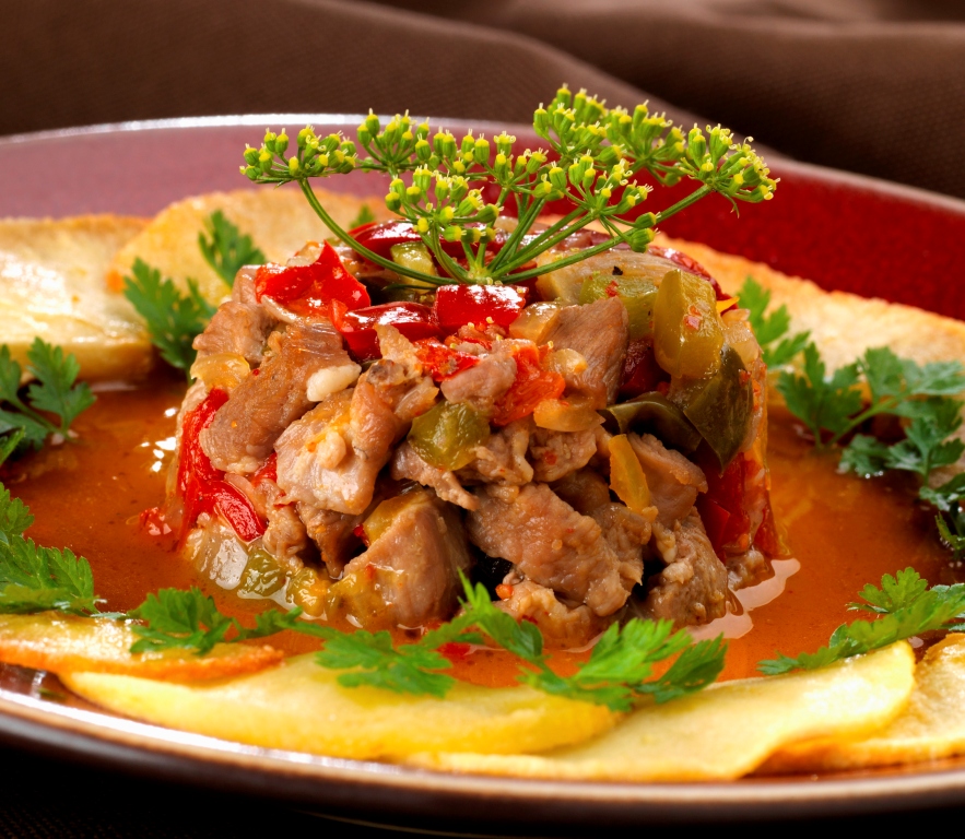 Axoa d’agneau de lait des Pyrénées au cidre basque, pommes caramélisées