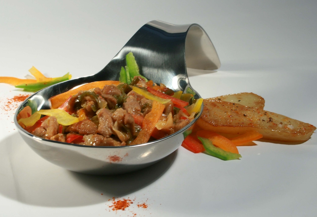 Axoa de veau sous la mère au cidre basque, compote de pommes au piment d’Espelette