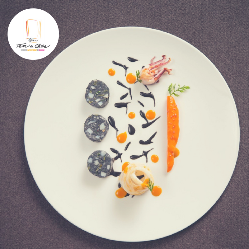 Boudin de Chipirons à l’encre, mini carottes et sésame noir