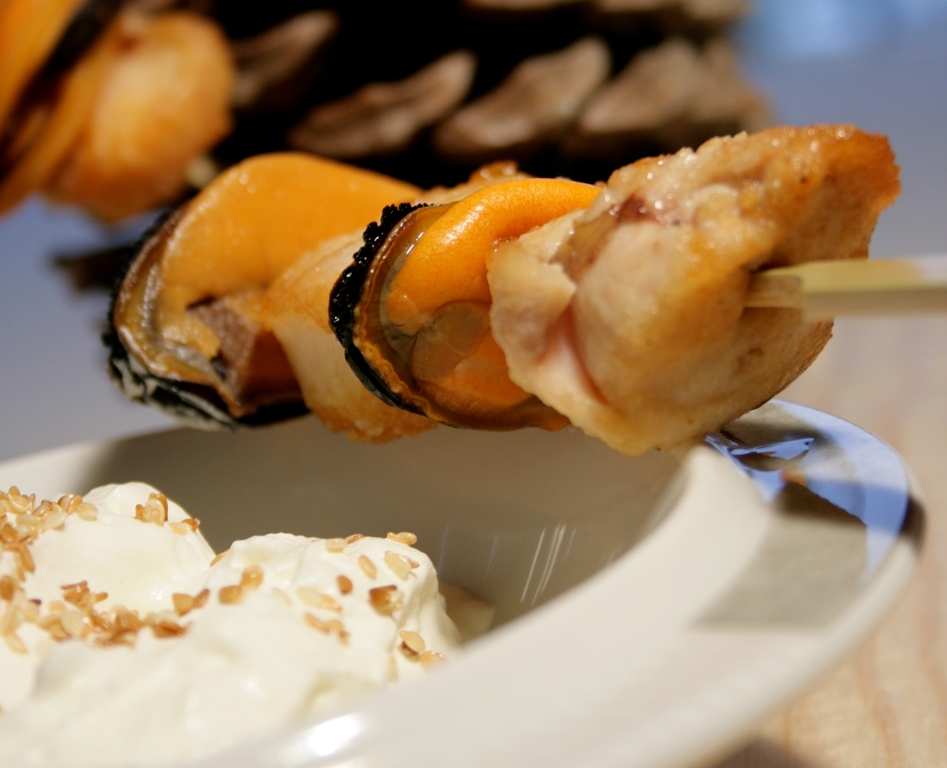 Brochette terre-mer de poulet fermier et moules à la crème fouettée au raifort