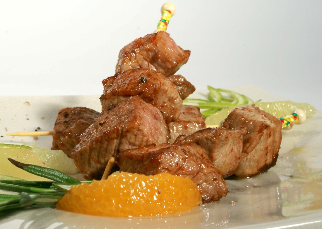 Brochettes de veau sous la mère grillées au romarin et citron vert