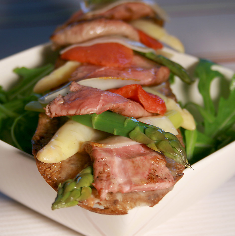 Bruschetta d’aiguillettes de canard, asperges du Blayais, tomates et Ossau Iraty