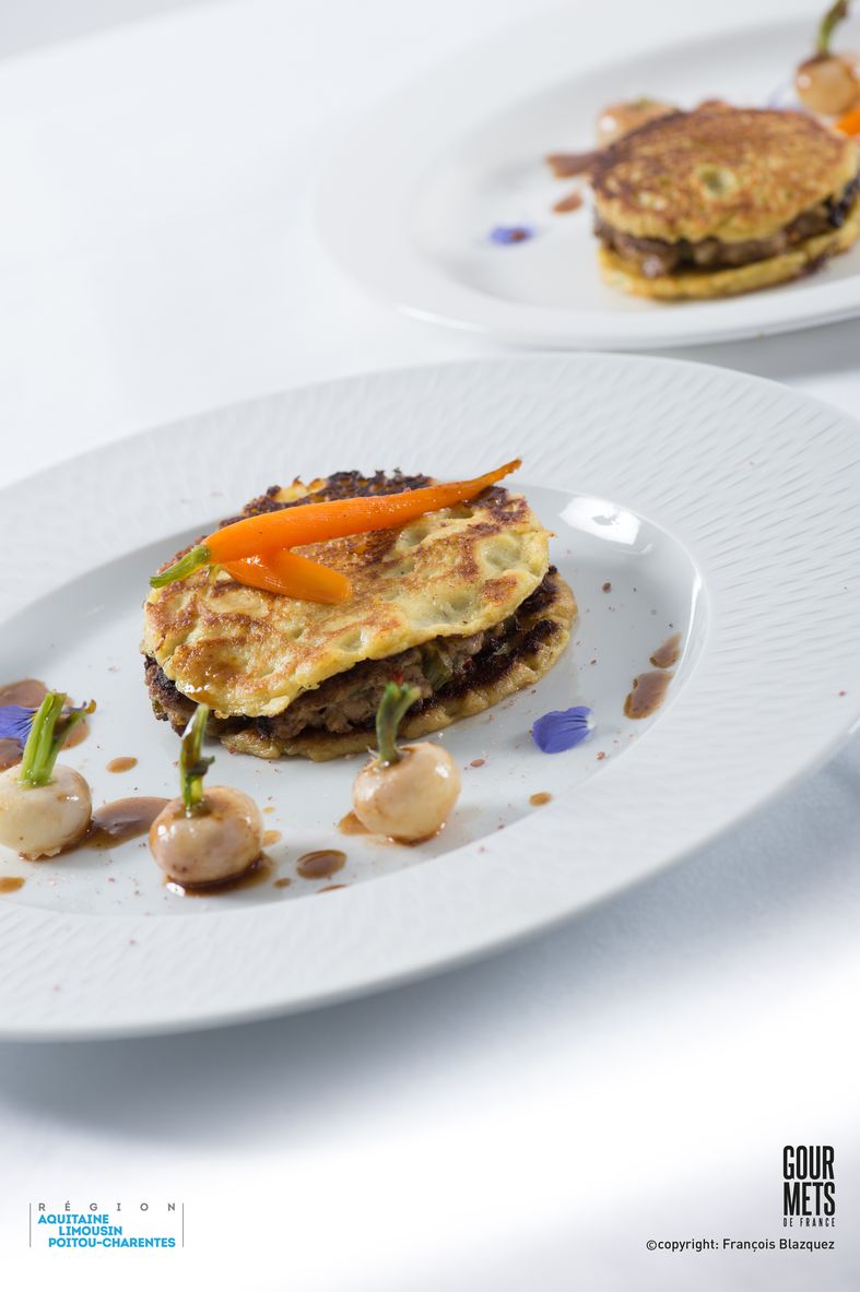 Burger de blinis au curry vert et steak d’épaule d’agneau de lait, légumes primeurs glacés