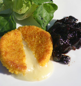 Cabécou du Périgord pané au curcuma chutney de pruneaux d’Agen