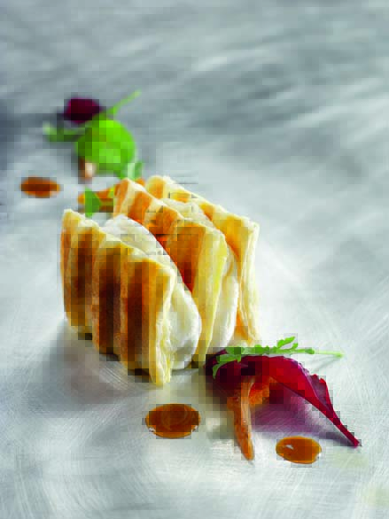 Cabécous du Périgord tiédis en millefeuilles, fruits secs, roquette, jus de volaille acidulé