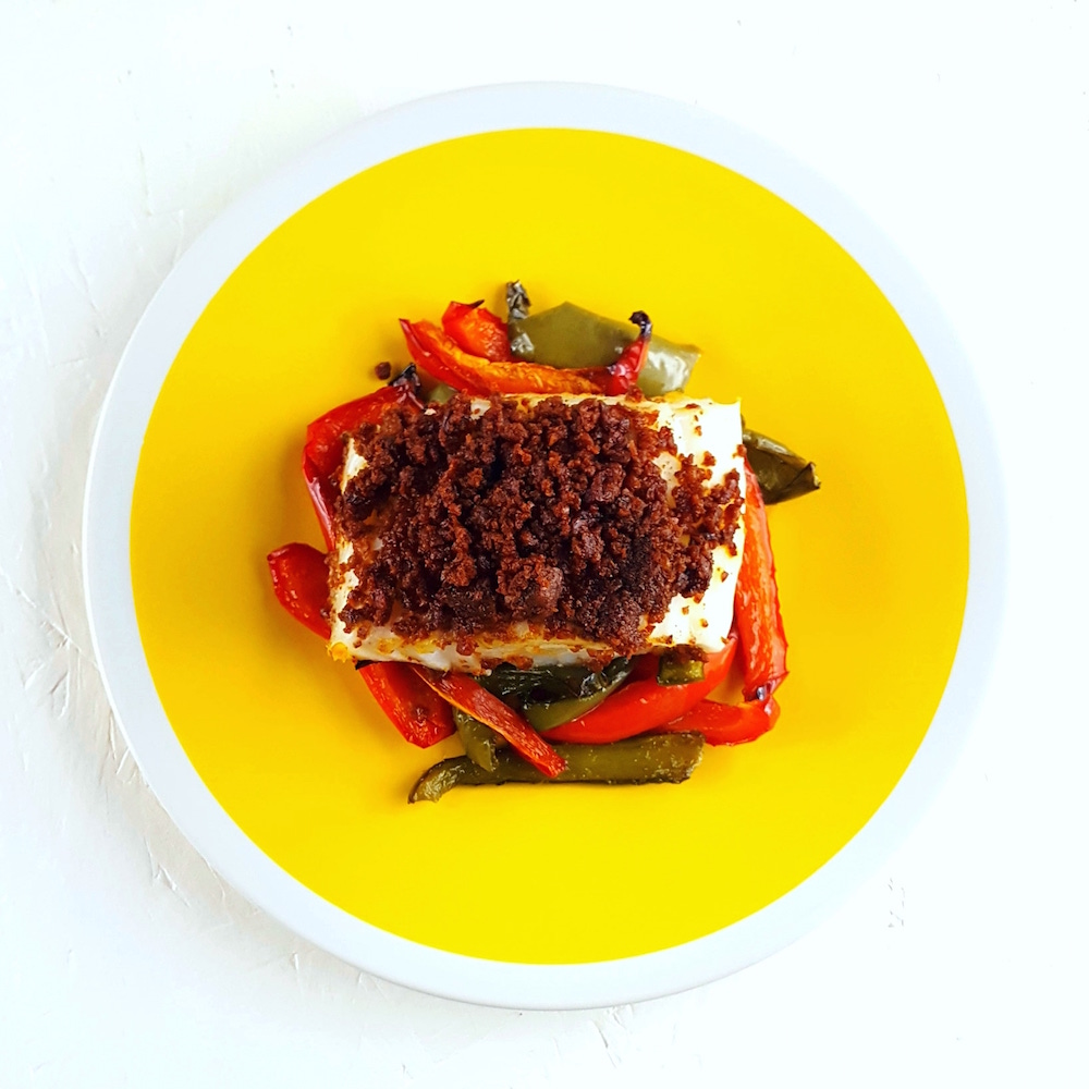 Cabillaud, crumble de txistorra et poivrons confits à l’ail