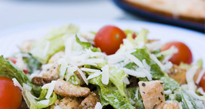 Caesar salad du Sud Ouest : volaille des Landes, tomates de Marmande et fromage d’Ossau-Iraty