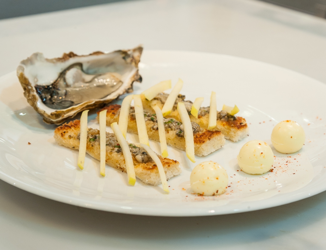 Canapé au beurre d’huîtres, tartare d’huîtres Arcachon Cap-Ferret et Pommes du Limousin