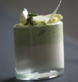 Cappuccino d’asperges du Blayais à la moelle et pur Brebis Ossau-Iraty, Chantilly Pistache