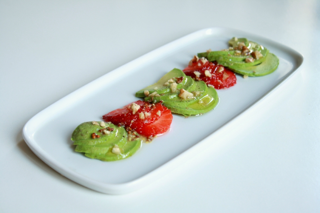 Carpaccio d’avocat et de fraises du Périgord à l’huile de noix du Périgord