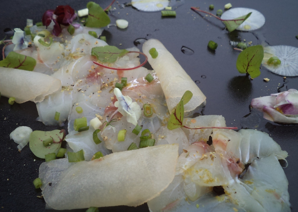 Carpaccio de maigre en pétales de poire et grenade