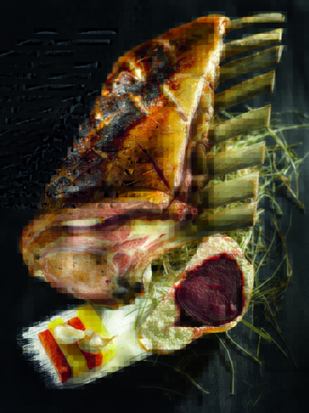 Carré de veau fermier braisé au foin betterave rouge en croûte de sel et légumes glacés