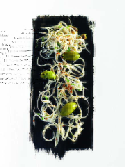 Cassolette de pibales, olives, piment d’Espelette, ail de Lomagne