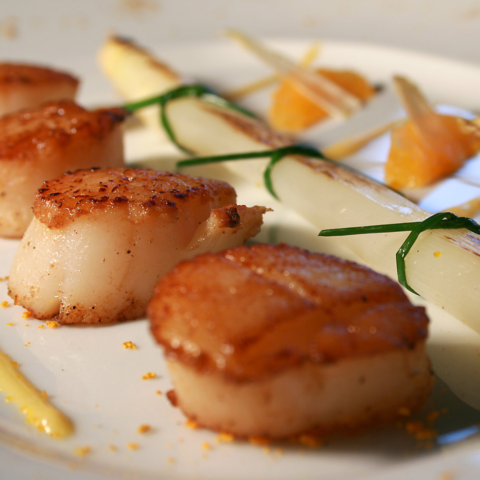 Coquilles Saint-Jacques et asperges des Landes grillées, maltaise mandarine et cardamome
