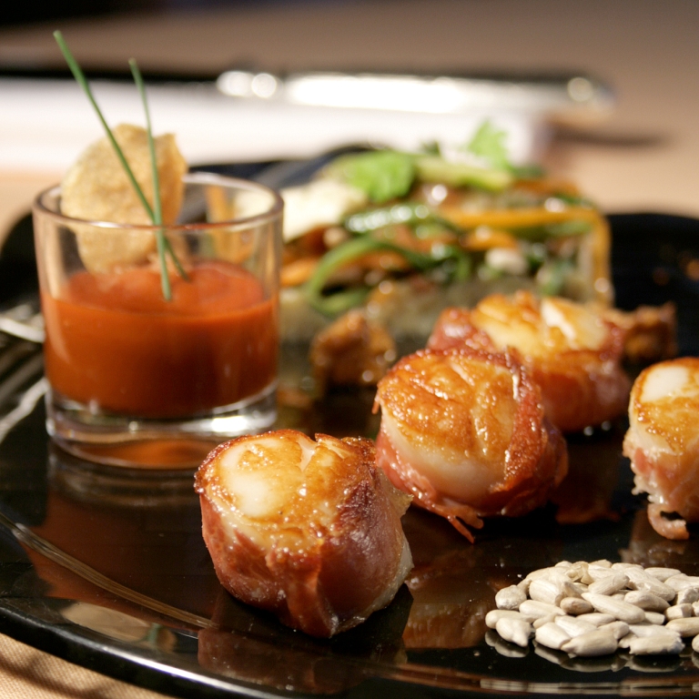 Coquilles Saint Jacques poêlées au Jambon de Bayonne, salade de légumes aux graines de Tournesol