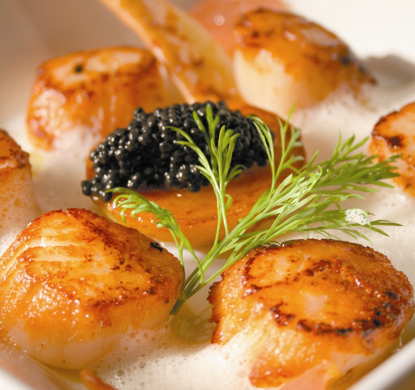 Coquilles St Jacques au Sagarno, copeaux de jambon de Bayonne