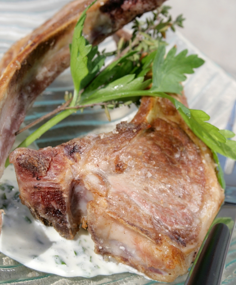Côtelettes d’agneau du Périgord grillées à la marinade d’herbes