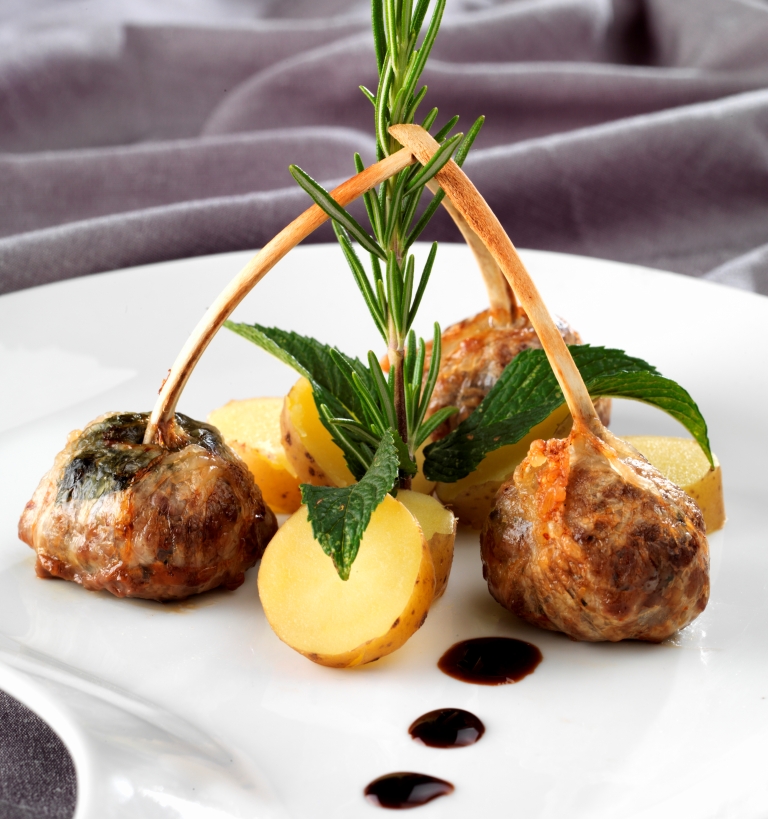 Côtelettes d’agneau de lait des Pyrénées en sucette kefta à la menthe fraîche