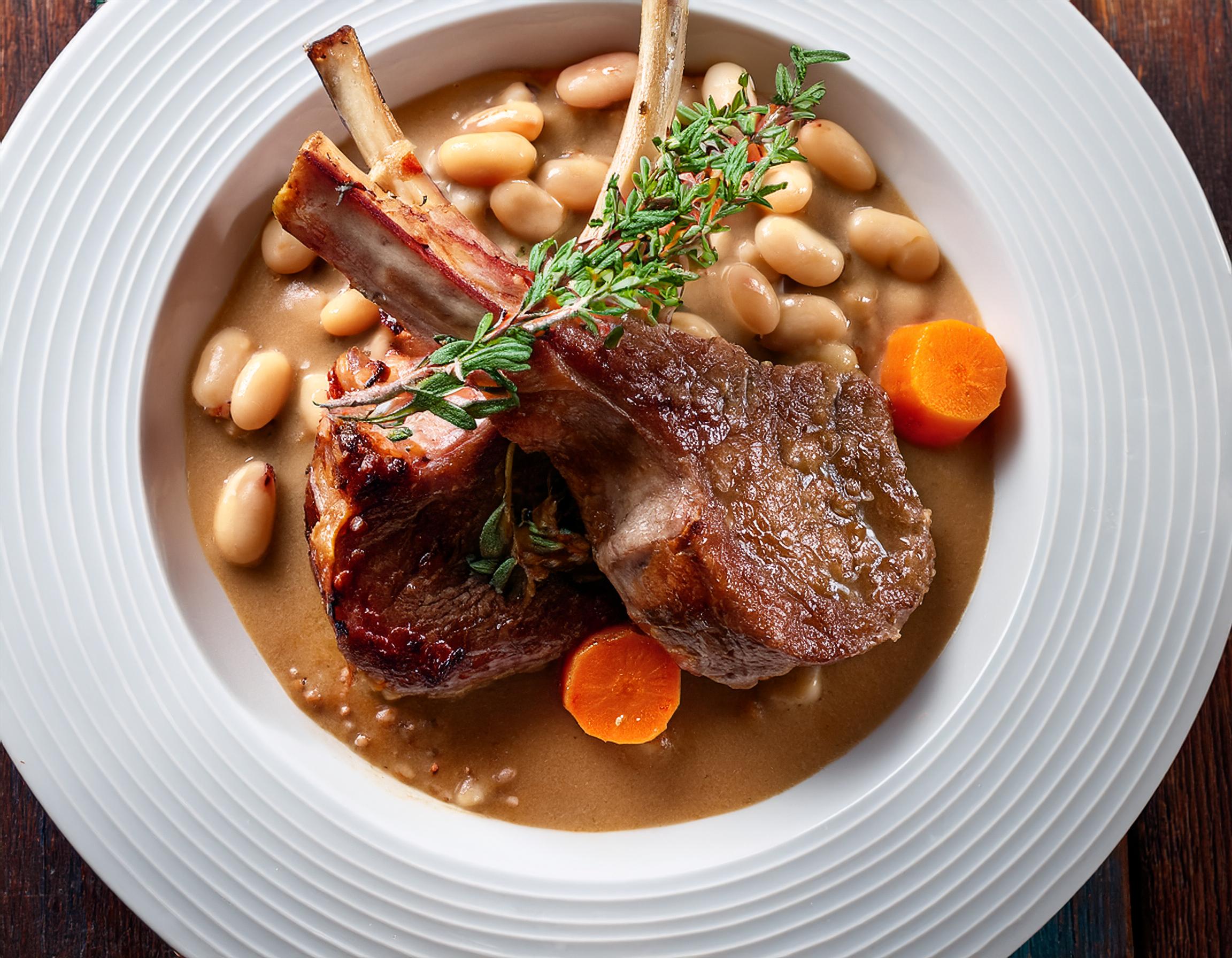 Côtelettes d’agneau de lait des Pyrénées rôties au thym, haricots coco couenne