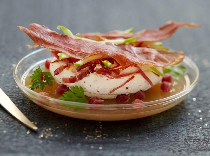 Croustillant et chantilly de jambon de Bayonne, gelée de pomme verte