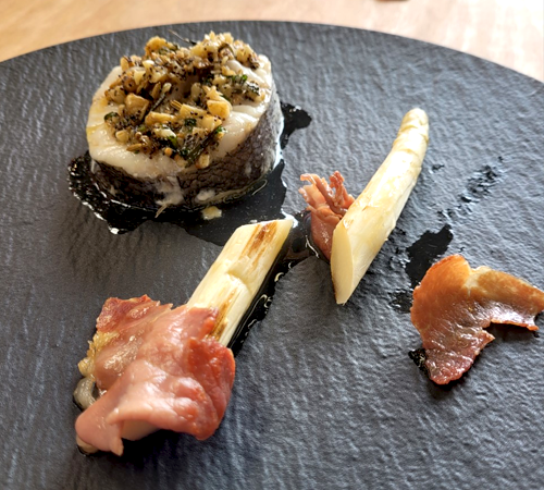 Darne de Merlu en croûte d’herbe, Asperges et chips de Jambon de Bayonne