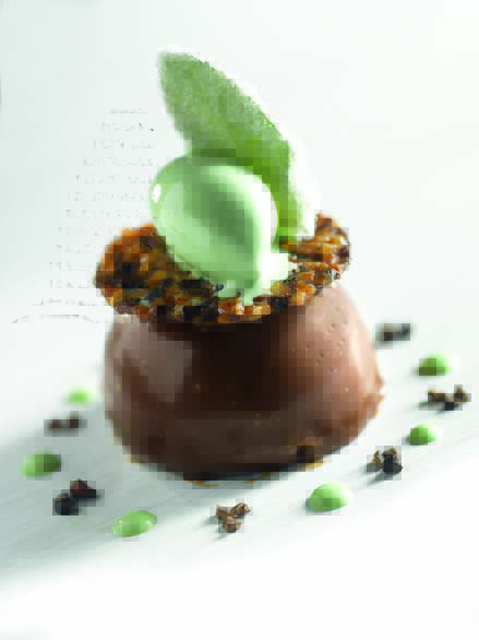 Dôme au chocolat noir de Cuba coeur crémeux au piment vert doux du Pays basque, sorbet Izarra