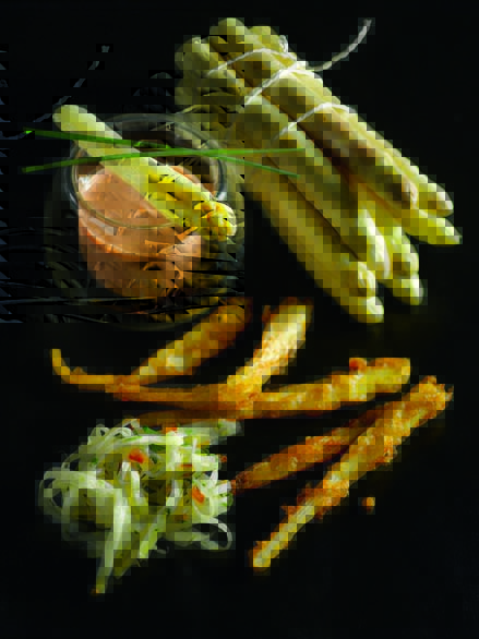 Duo d’asperges crues et en tempura, yaourt au tandoori