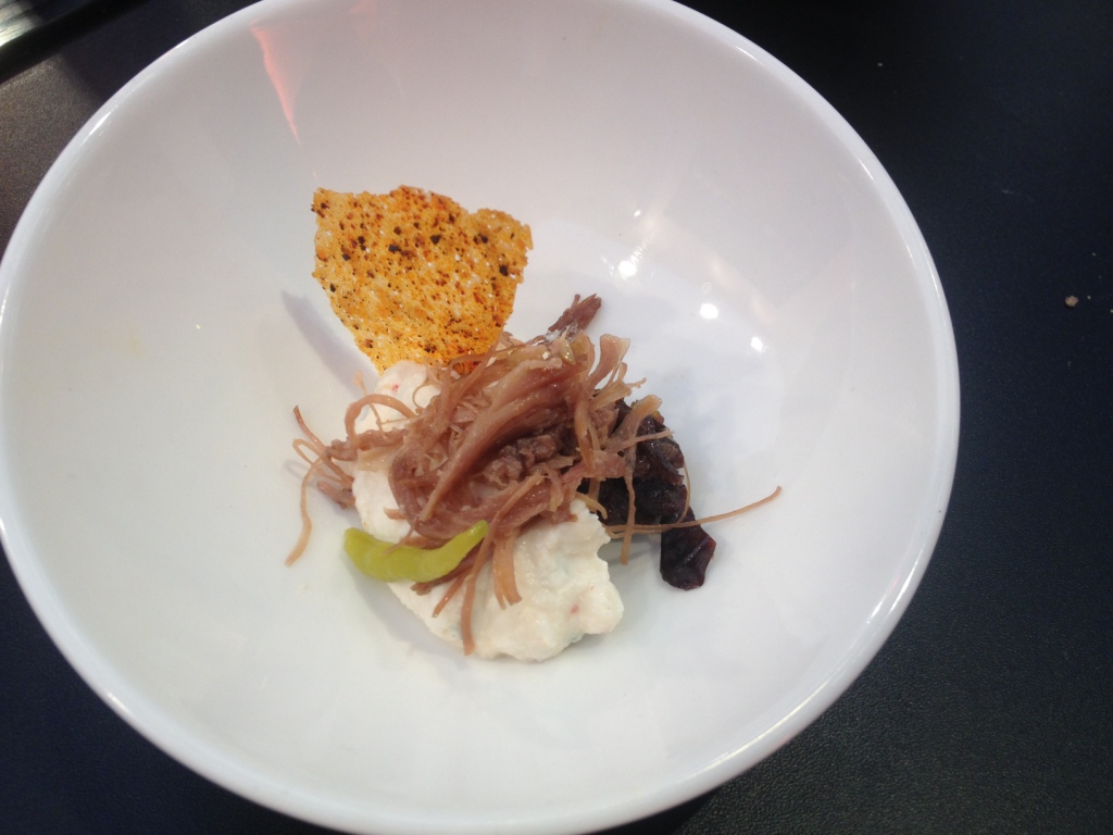 Effilochés de Confit de Canard, caillé de chèvre, Pruneau d’Agen et tuile de Piment d’Espelette