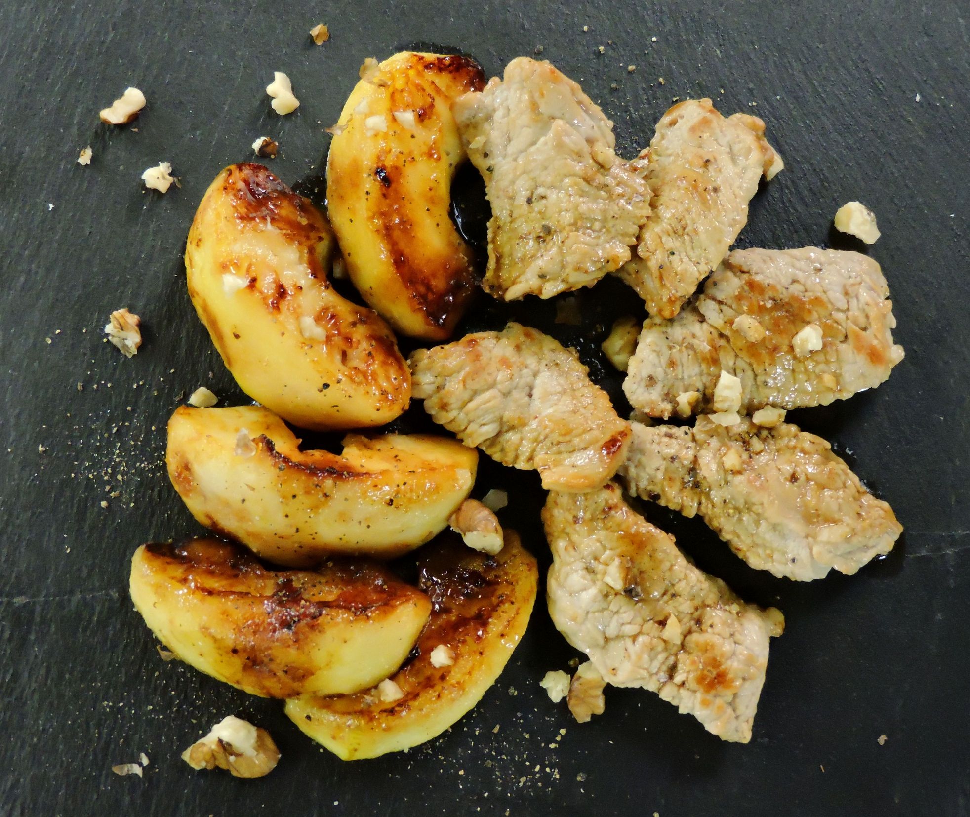 Émincé de veau aux pommes et aux noix