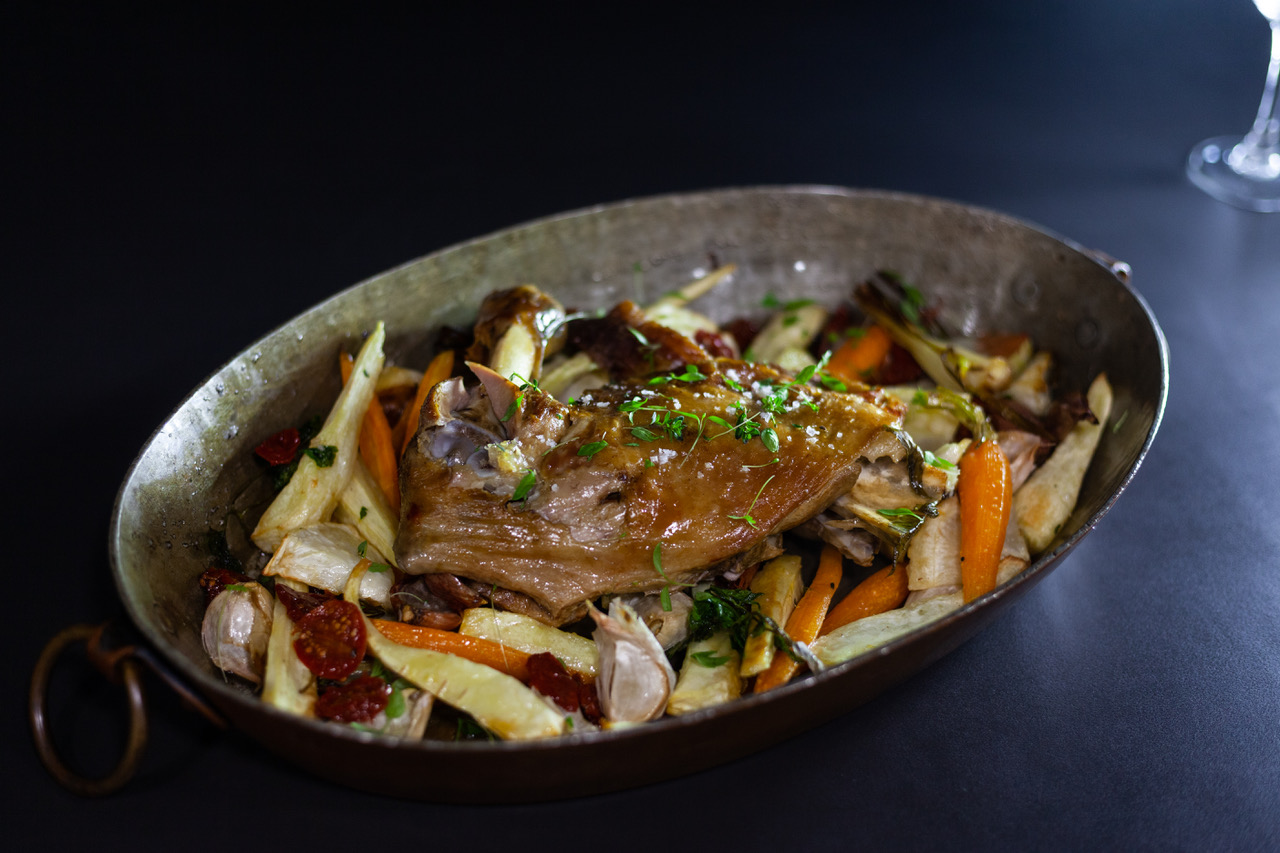 Épaule d’Agneau de Lait des Pyrénées en cocotte lutée et légumes rôtis