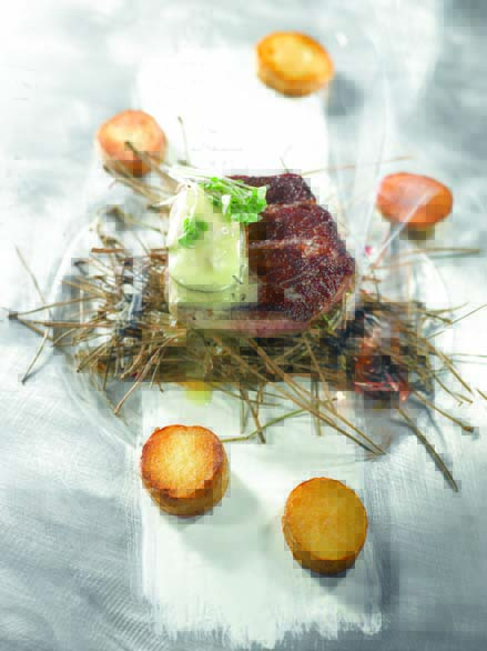 Filet de boeuf parthenaise rôti puis fumé aux aiguilles de pin, huître pochée comme une moelle