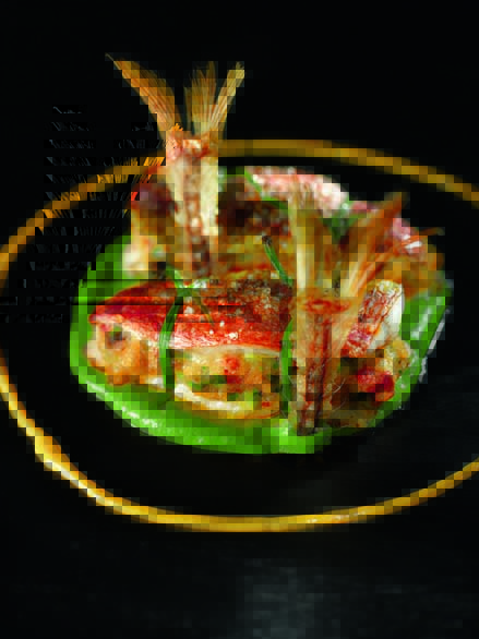 Filets de rouget du bassin fourrés d’une farce au pain et aux herbes, aïoli de roquette, sauce safranée