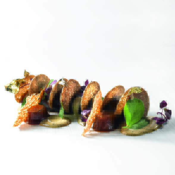 Fine gelée d’oignons caramélisés crème de truffes fraîches, jeunes pousses et dentelles de pain