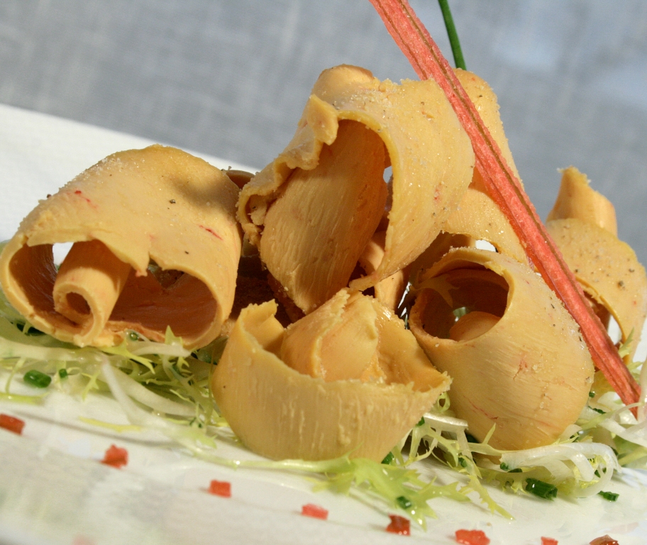 Foie gras de canard des Landes en copeaux sur fine frisée et vinaigrette rhubarbe