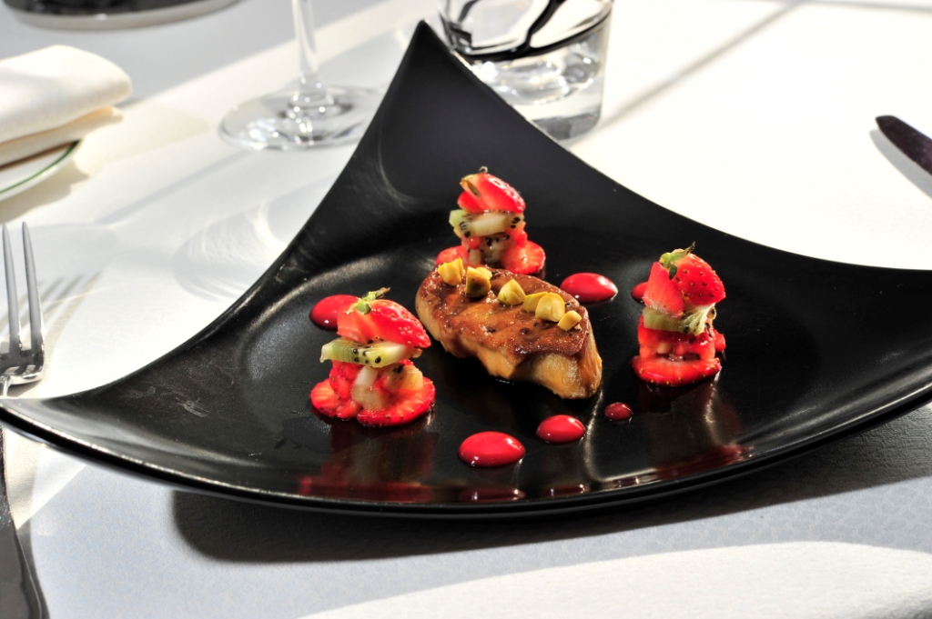 Foie gras poêlé aux éclats de pistache, brunoise de fraises Gariguette et kiwi, jus de fraise au Porto