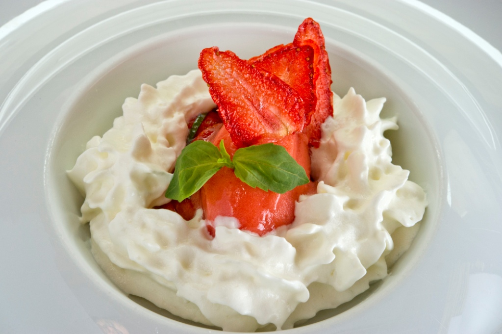 Fraises Ciflorette Label Rouge poêlées au basilic et son sorbet, émulsion de coco et son sablé