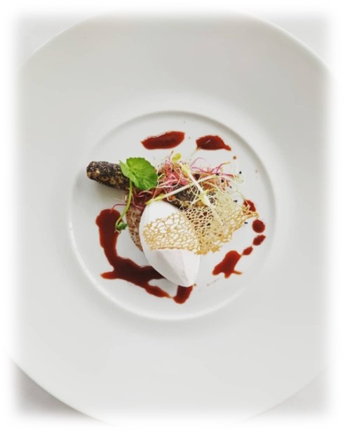 Glace au lait de chèvre et noix de la Borderie caramélisées, crème de pineau des Charentes et opaline croustillante