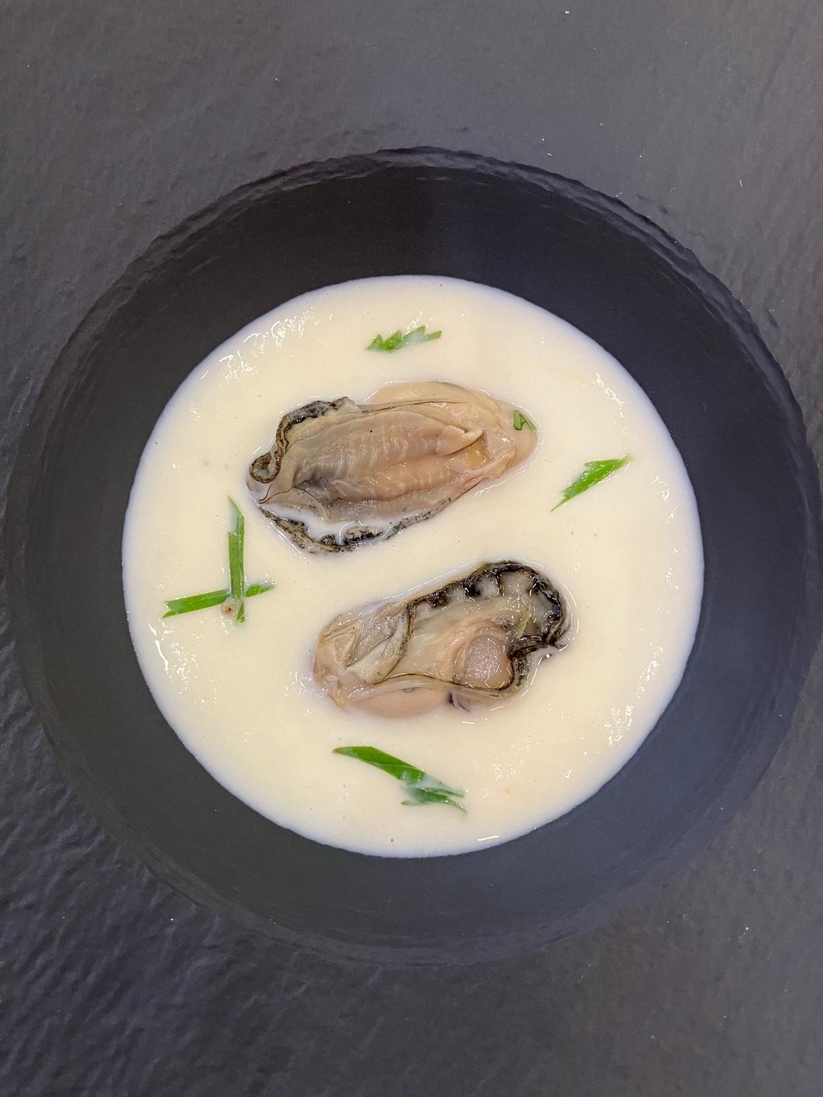 Huître Arcachon Cap Ferret pochée et velouté d’Asperges des Sables des Landes IGP Label Rouge