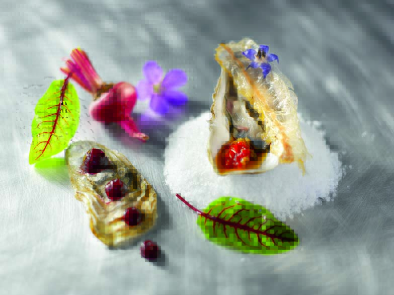 Huître d’Hossegor, vinaigrette de pied de veau, betterave rouge