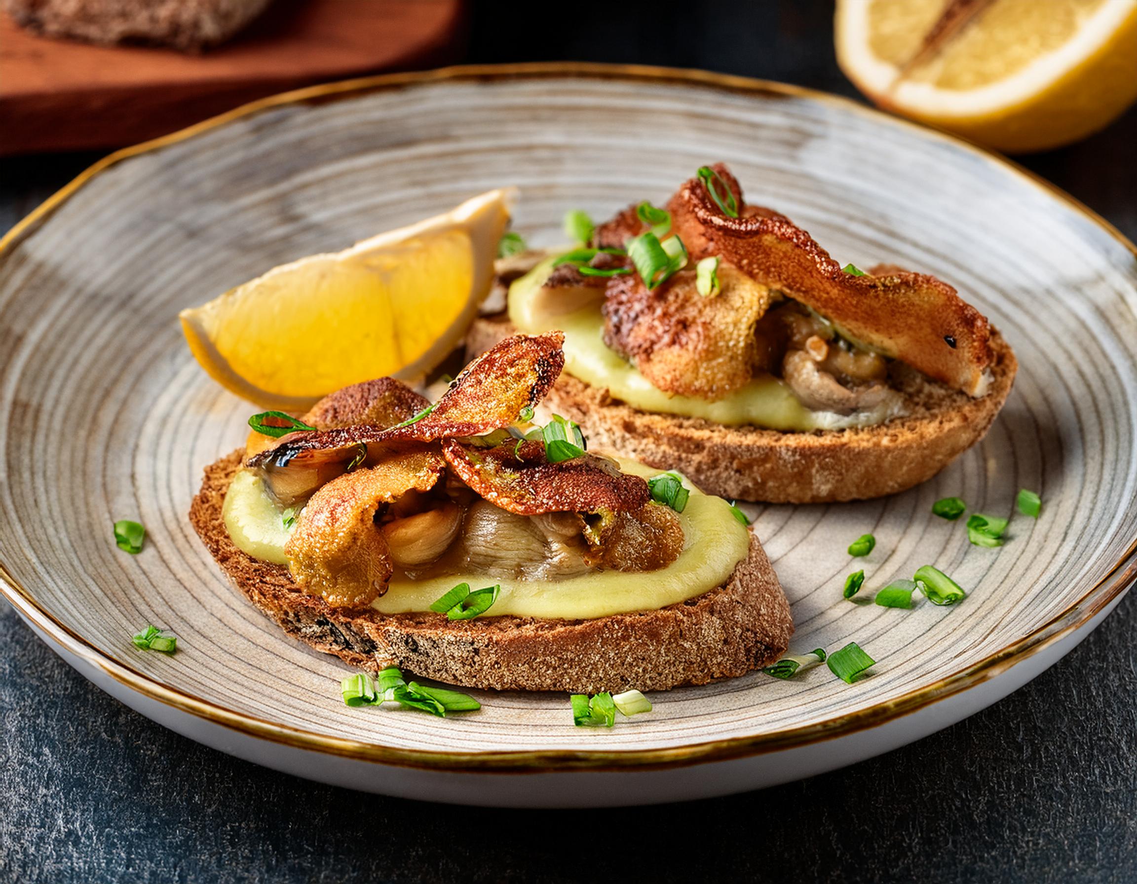 Huîtres Arcachon-Cap Ferret juste snackées sur pain de campagne toasté, compotée de poireaux et chips de lard à la mignonette de poivre