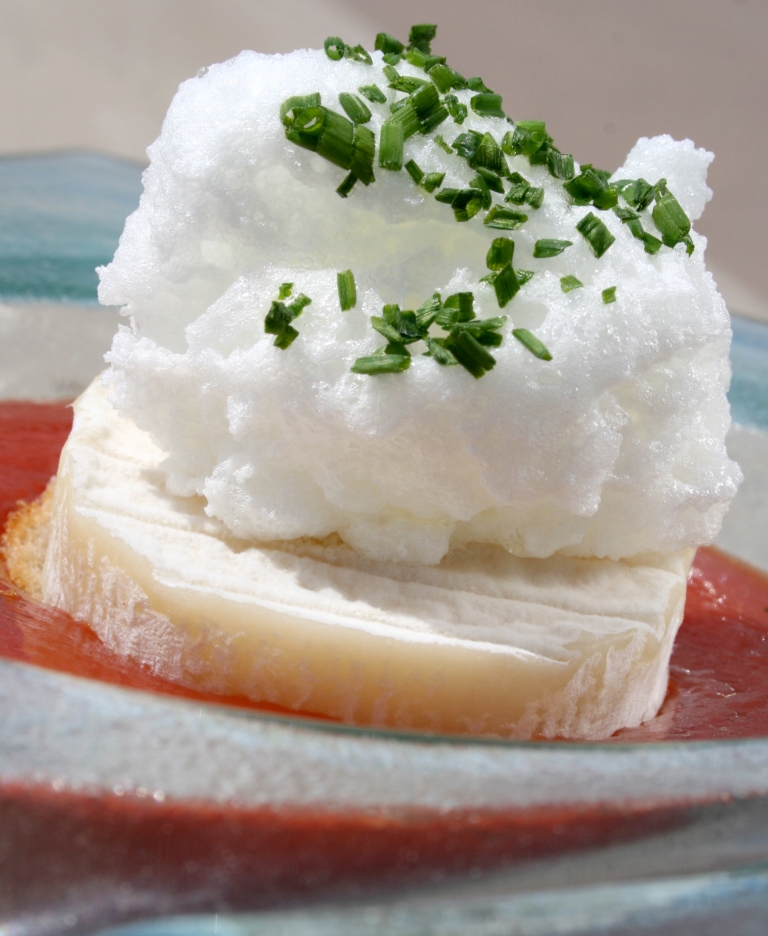 Ile flottante de Cabécou à la tomate de Marmande