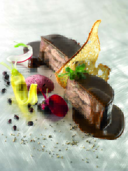 Joue de vache béarnaise braisée au vin rouge olives noires, carottes et poivre Timut