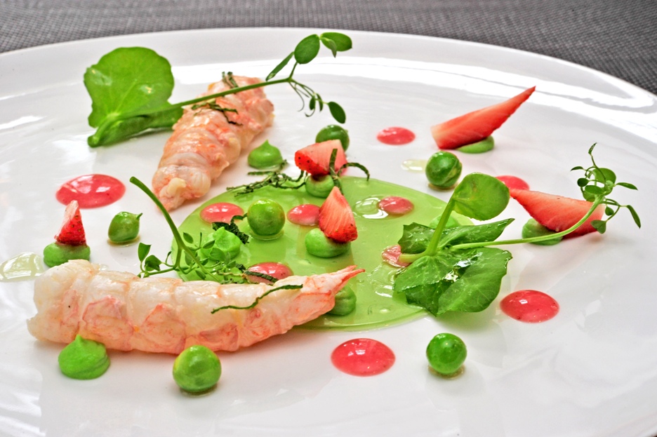 Langoustine aux fraises Ciflorette Label Rouge, petits pois et huile de menthe