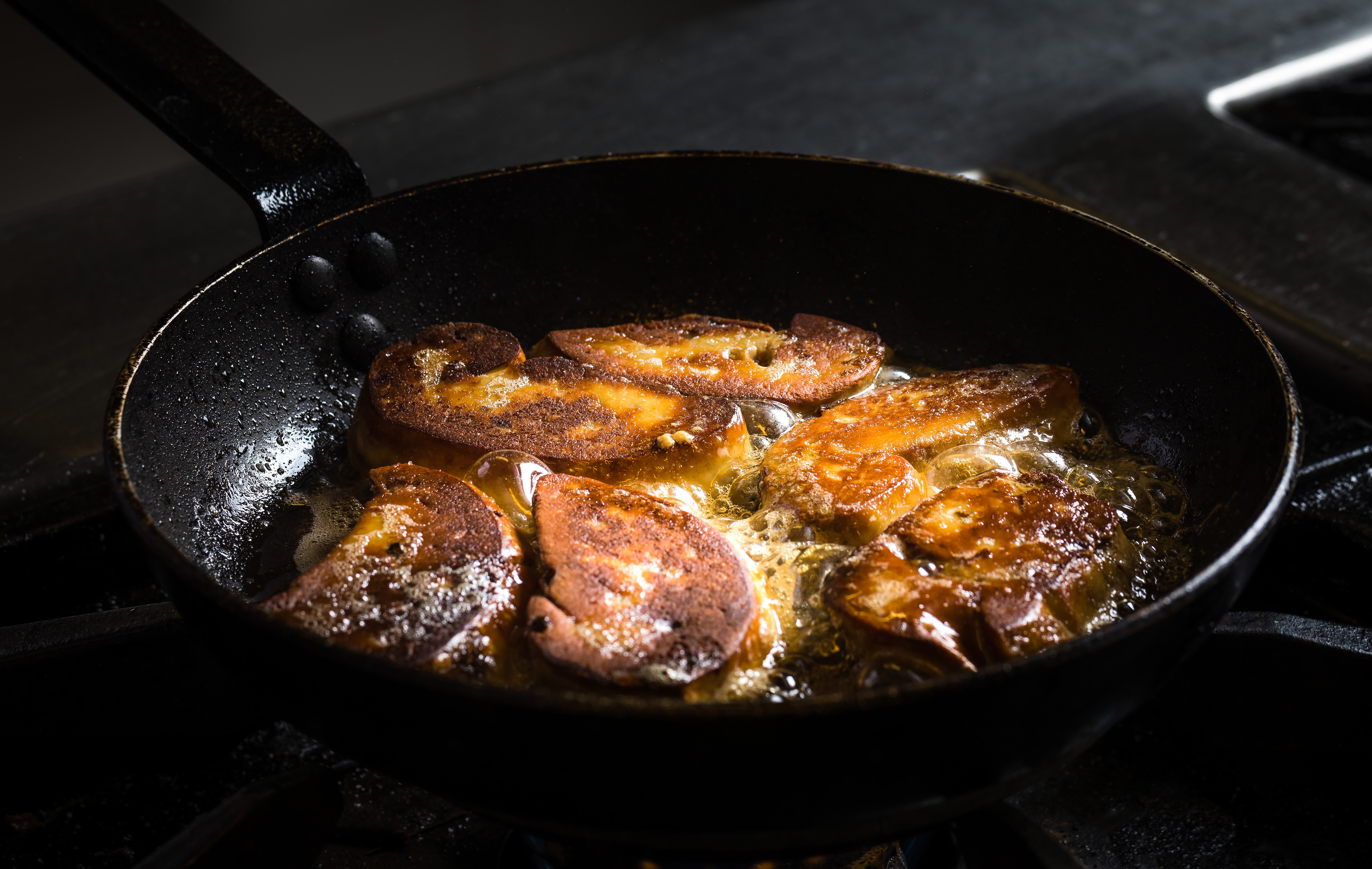 Le foie gras de canard du Sud-Ouest poêlé “tout simplement”, tatin de mangue et noix de pécan