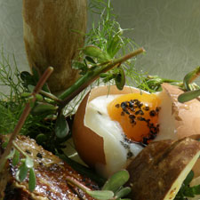 L’oeuf 65, foie gras du Périgord poêlé aux cèpes et Sel noir, salade de pourpier sauvage