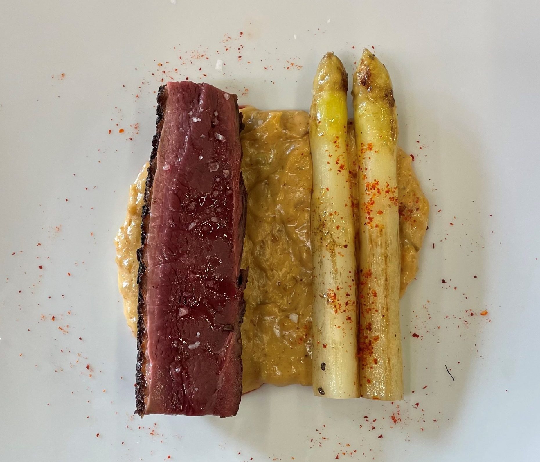 Magret de Canard à Foie Gras du Sud-Ouest IGP et Asperge des Sables des Landes IGP Label Rouge, sauce Cacahuète au Piment d’Espelette AOP